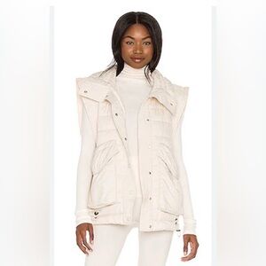 Toast Society NWT Revolve Juna Puffer Vest in Ivory Women's Size Small / Medium